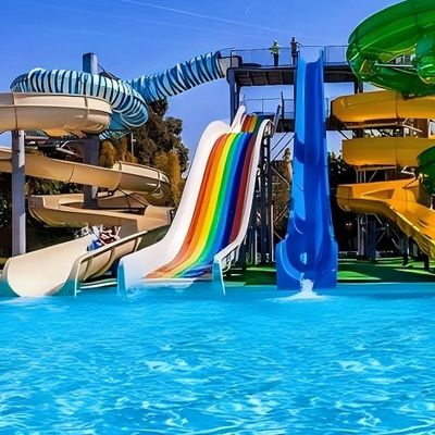 بچه ها در استخر شنا سوار بر آبگوشی فیبرگلاس برای پارک آب